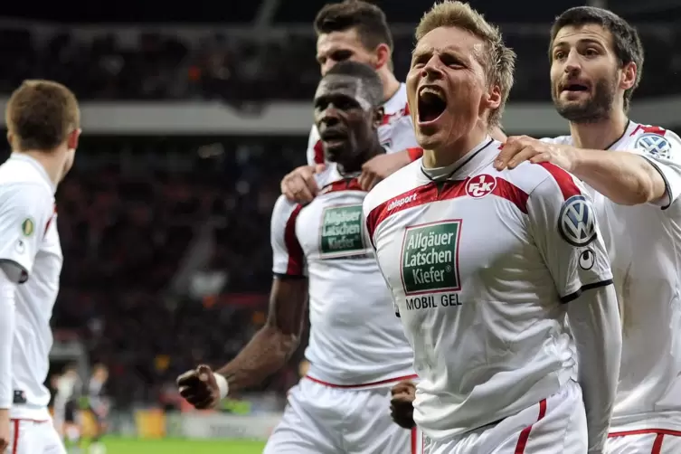 Für Fans unvergessen: Ruben Jenssen hat für den FCK das 1:0 in Leverkusen erzielt. Rechts Markus Karl, links Mo Idrissou und Eni