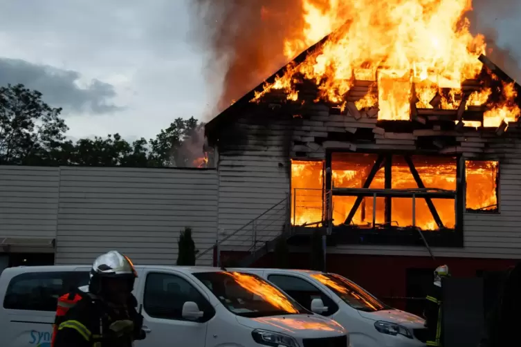 Elf Menschen werden nach dem Brand vermisst. 