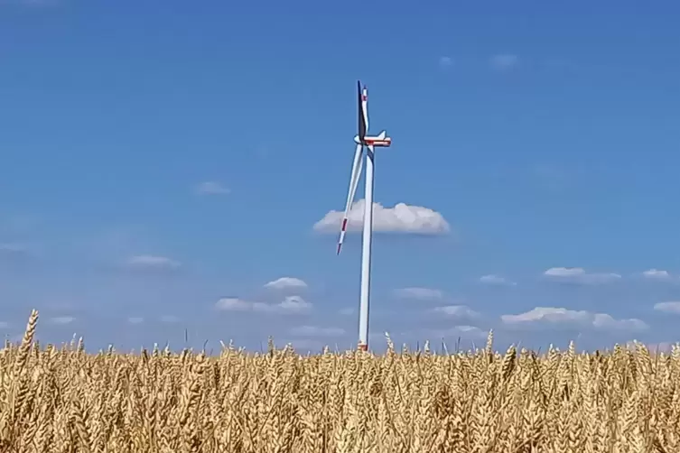 Bayrischer Himmel über der Sickingerhöhe: Die Szenerie mit Windrad und Weizenfeld fand Hans-Walter Schulz ein Foto wert. 