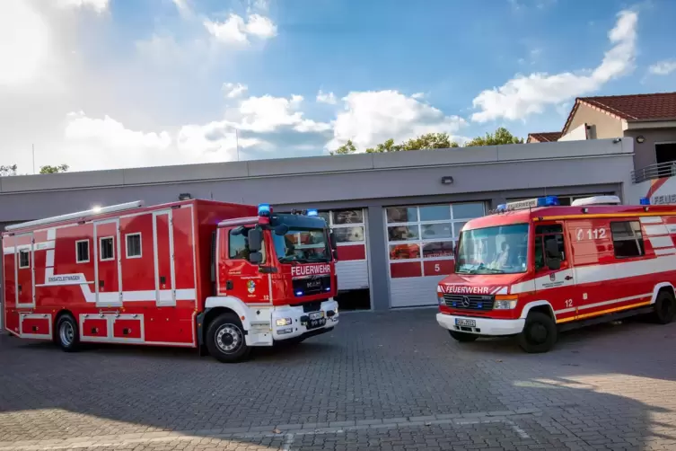  Der neue Einsatzleitwagen (links) ist wesentlich größer als der alte von 2004, weil er auch zusätzliche Anforderungen erfüllt. 