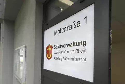 Telefonisch ist die Ausländerbehörde ab nächster Woche ausschließlich mittwochs von 13 bis 15.30 Uhr zu erreichen.