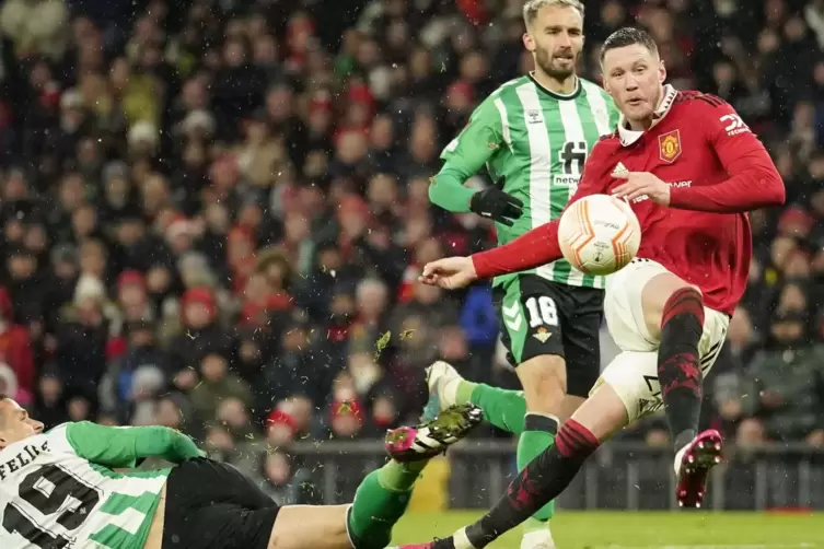 Wout Weghorst (rechts ) im Trikot von Manchester United während des Europa-League-Spiels gegen Betis Sevilla im März.