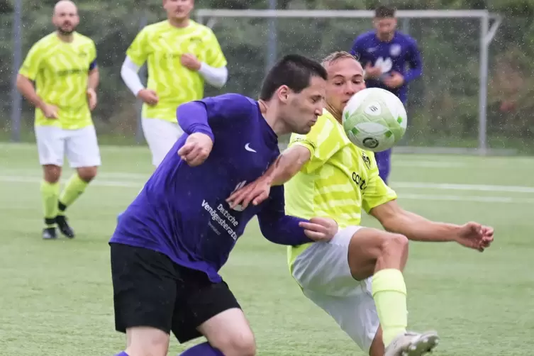  Lars Grünfelder (rechts) traf beim 3:1-Sieg im Kreispokal gegen den SC Busenberg zweimal für den SV Ruhbank. Links der Busenber