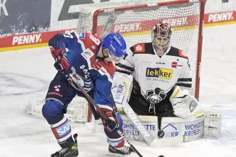 Markus Hännikäinen (links) während seiner Zeit bei den Adler in der Saison 2021/22. 