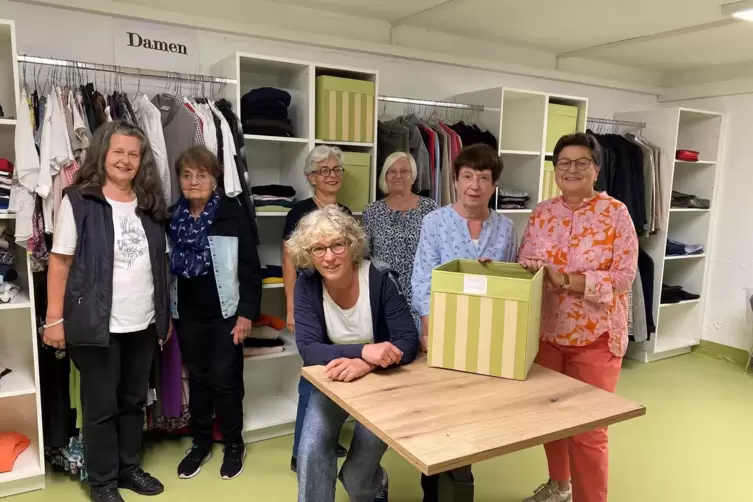 Das Kleiderkammer-Team in den neu gestalteten Räumen freut sich auf die Wiedereröffnung.