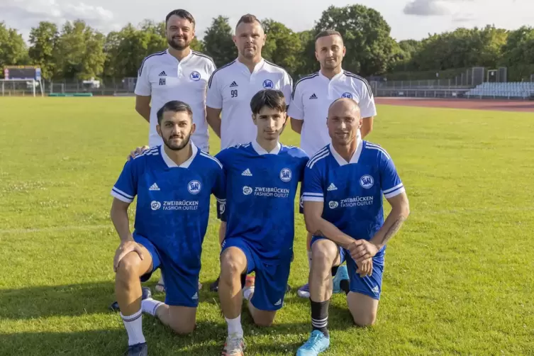 SVN-Trainer Andreas Hergert mit seinen beiden neuen Co-Trainern Edin Custic und Mentor Shabani . Vorne v.l. Enis Saciri , Nico M