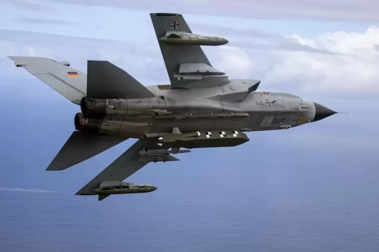 Mit Taurus-Marschflugkörper bestückter Tornado-Kampfjet. 