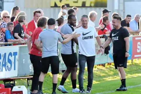 Freude beim Trainerteam über das 2:0 für den FCK (von rechts): Co-Trainer Nicola Karl, Cheftrainer Alexander Bugera, Athletikcoa