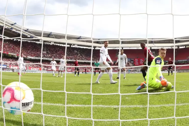 Chancenlos.Beim Spiel in Nürnberg hatte Julian Krahl keine Gelegenheit, sich auszuzeichnen – und kassierte drei Treffer. 