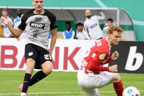 Abschluss: (Fast) alles richtig gemacht: Elversbergs Paul Stock hatte im Pokal gegen Mainz 05 den Ausgleich auf dem Fuß. 