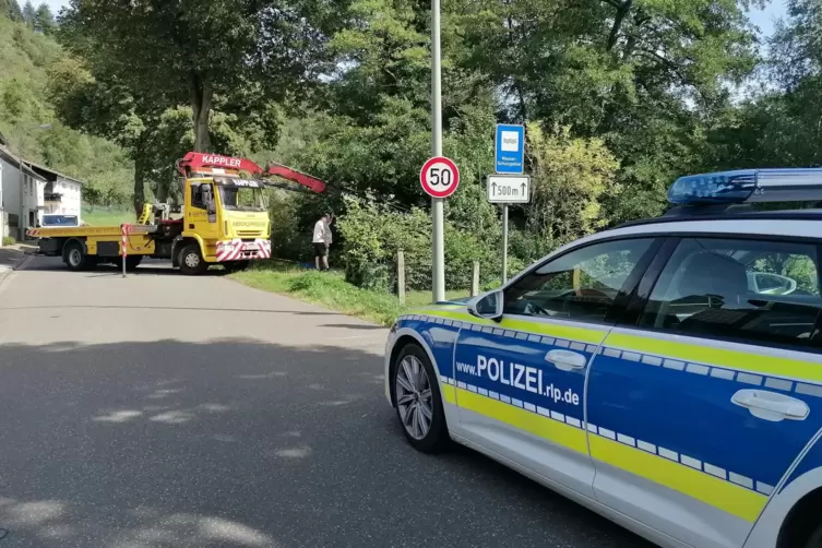 Das Auto des Mannes wurde mit einer Seilwinde gesichert und der Senior von der Feuerwehr befreit. 