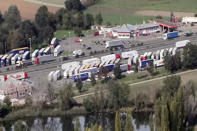 Unter anderem an der Tank- und Rastanlage Dannstadt wurden die Fahrer kontrolliert.