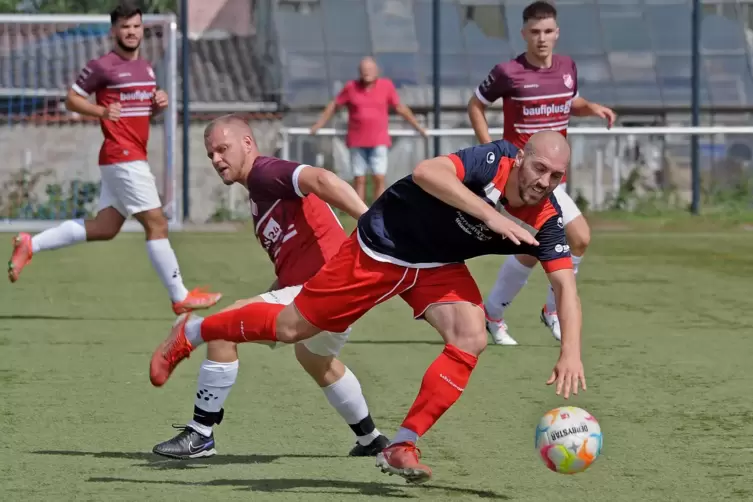 Daniel Schattner (rechts) vom SV Weisenheim am Sand war von den Maxdorfer Spielern oft nur durch Fouls vom Ball zu trennen. 