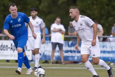 SVN-Spielmacher Mentor Shabani (weißes Trikot) gab nicht nur die Vorlage zum zwischenzeitlichen 3:1, sondern führte im Mittelfel