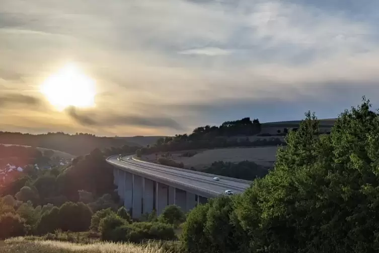 Die A62 in Höhe der Henschbachtalbrücke im Sonnenuntergang. Die Brücke erhält im Zuge der Arbeiten eine Frischzellenkur. 