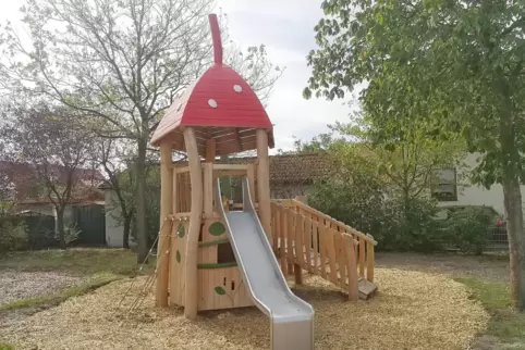 Das neue Klettergerüst auf dem Spielplatz in der Bertha-von-Suttner-Straße. 