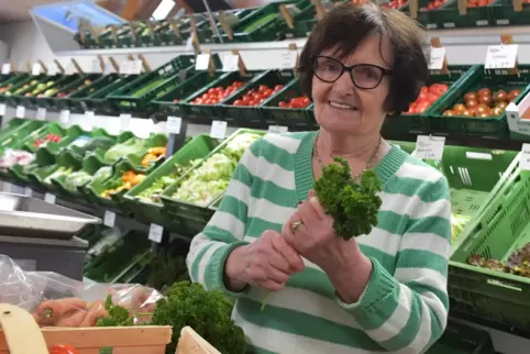 Verkauft derzeit weniger Obst und Gemüse: Helga Groß vom Hofladen in der Ruppertsberger Straße.