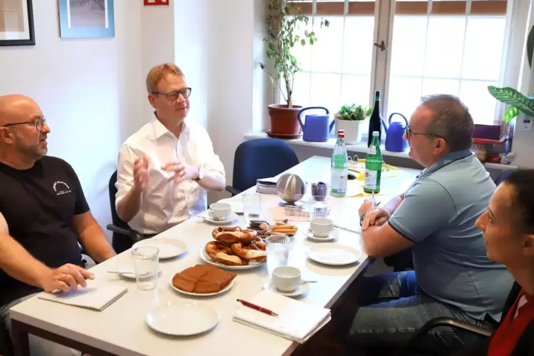 Redaktionsbesuch: Thomas Gebhart (2.v.l.) steht Judith Hörle (re.), Jörg Petri (li.) und Ralf Wittenmeier Rede und Antwort.