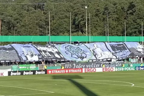 Unter dem Motto „115 Jahre voller Geschichte“ stand die Choreographie der Homburger Fans vor Anpfiff des denkwürdigen Pokalspiel