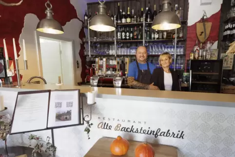  Miroslav und Victoria Talaba tischen in der Alten Backsteinfabrik in Rodenbach auf. Wie viele andere Gastronomen suchen sie noc