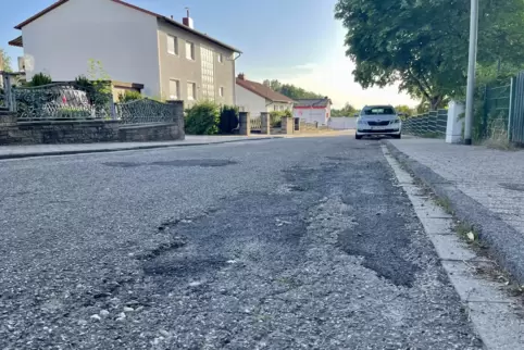 In der Turnstraße gibt es mehrere Schlaglöcher. Nun soll die Straße ausgebaut werden. 