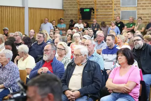 Bürgerinnen und Bürger aus Freisbach verfolgten vergangene Woche die Sitzung, in der Ortsbürgermeister Peter Gauweiler (parteilo