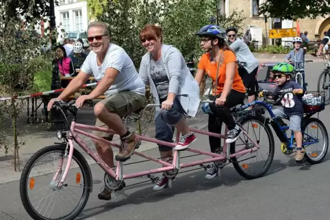 Spaß ohne Motor: Auch außergewöhnliche Radmodelle sind beim „Autofreien Appeltal“ unterwegs.