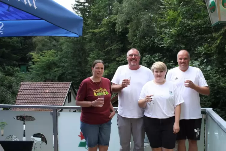  Katrin Klinke (von links) und Frank Kilian von den Naturfreunden stoßen mit Selina und Andreas Schäfer von der neuen Pächterfam