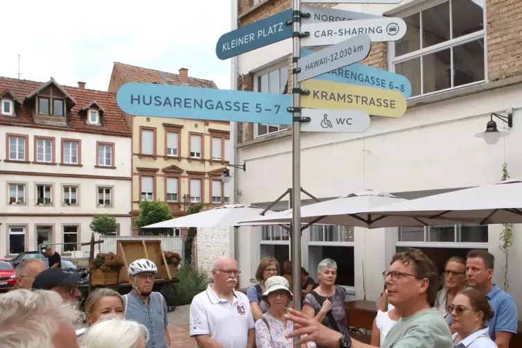 Peter Siebert (hellgrünes T-Shirt) hat viel zu erzählen. 