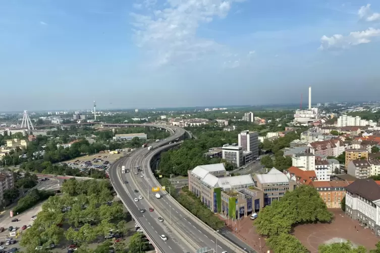 Die Kreisverwaltung (rechts) grenzt unmittelbar an die Hochstraße Nord.