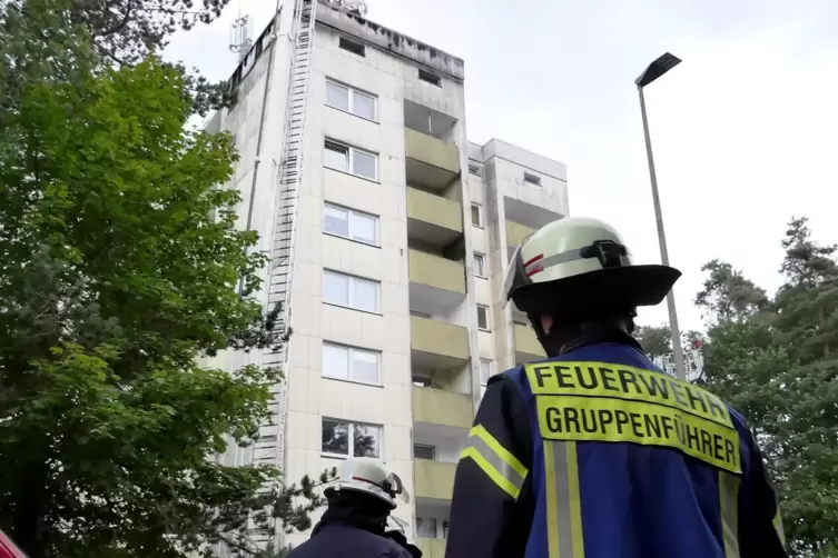 Erstmals seit dem Brand am Sonntag – hier ein Foto vom Feuerwehreinsatz – durften die evakuierten Bewohner in ihre Wohnungen. Ab