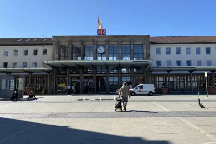 Auf den Bahnhofsvorplatz hat das „Bündnis Kaiserslautern gegen Rechts“ zu einer Gegendemo geladen. 