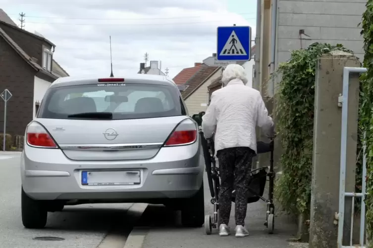 Schweres Durchkommen: Ein Gehwegparker blockiert eine Frau mit Rollator. 