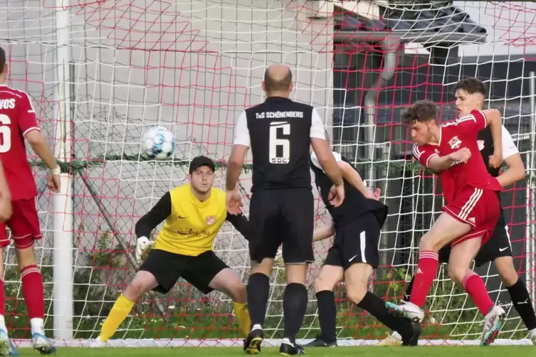 Er weiß, wo der Ball hingehört: Johannes Schell (im roten Trikot rechts), der Spielertrainer der „Rowos“ erzielt hier im Spiel g