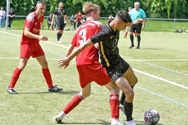 Hüseyin Cevat Ates (rechts, gegen den Maxdorfer Marcel Kreutz) war eine der Stützen des Meisterteams. 