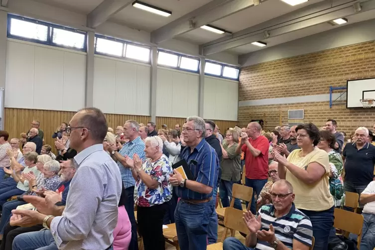 Als der Gemeinderat zurücktrat, applaudierten die Freisbacher.