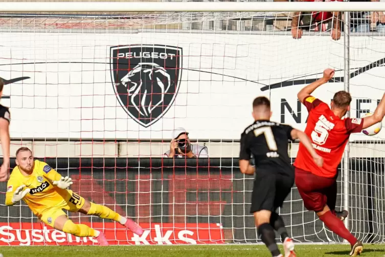 Kevin Kraus (rechts) verwandelt den Elfmeter sicher zum 1:0. 