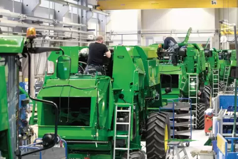 Deutlich mehr als 3000 Mähdrescher und Feldhäcksler im Jahr werden von John Deere in Zweibrücken gebaut. Der Ausblick auf das im