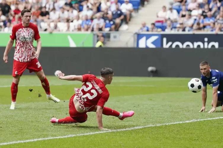 Rein ins Glück: Freiburgs Roland Sallai trifft zum 2:0. 