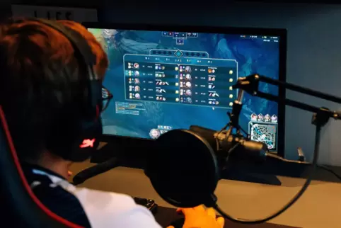 Die Pfälzer E-Sportler beim Training. Sie spielen hauptsächlich League of Legends. 