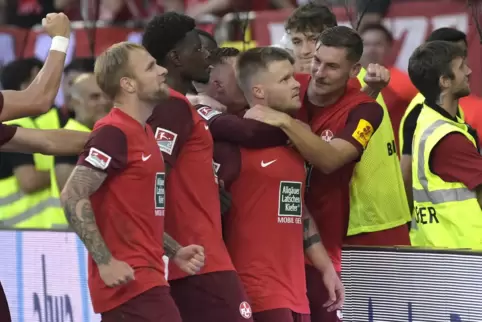 Gebannter Blick auf die Westtribüne: Jean Zimmer (Zweiter von rechts) nach seinem Tor zum 3:2.