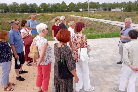 Projektsteuerer Michael Böhmer mit Leserinnen und Lesern auf der Baustelle.