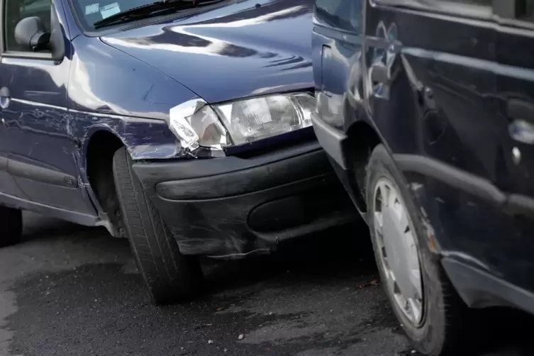 Bei der Unfallaufnahme stellten Polizisten bei beiden Autofahrern Alkoholgeruch fest. Das Foto zeigt einen anderen Unfall.