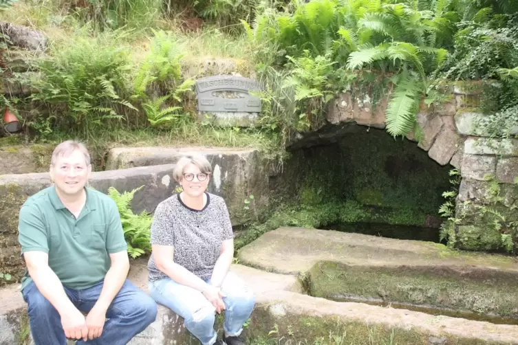 Der Erlenbrunner Waschbrunnen „Am Elendsberg“ mit der Ortsvorsteherin Christine Mattill und dem zweiten Vorsitzenden des Pfälzer