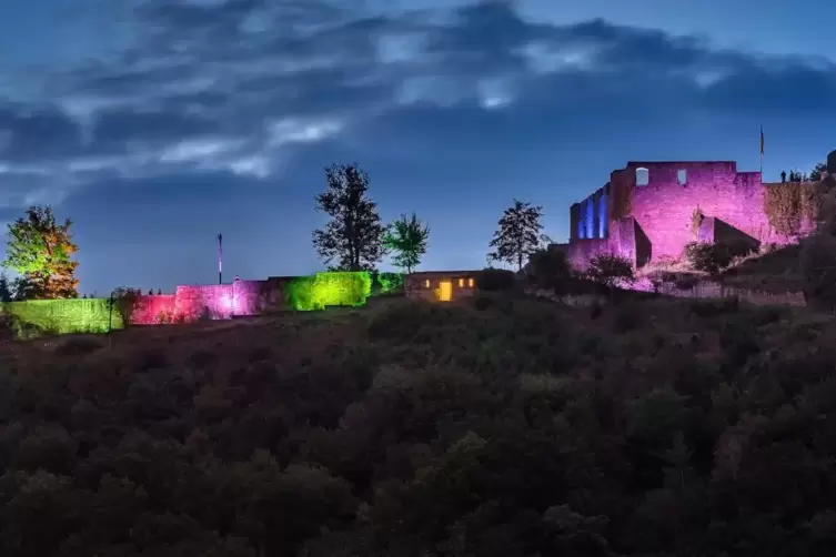 Die Wolfsburg erstrahlt beim Wolfsgeheul in bunten Farben. 