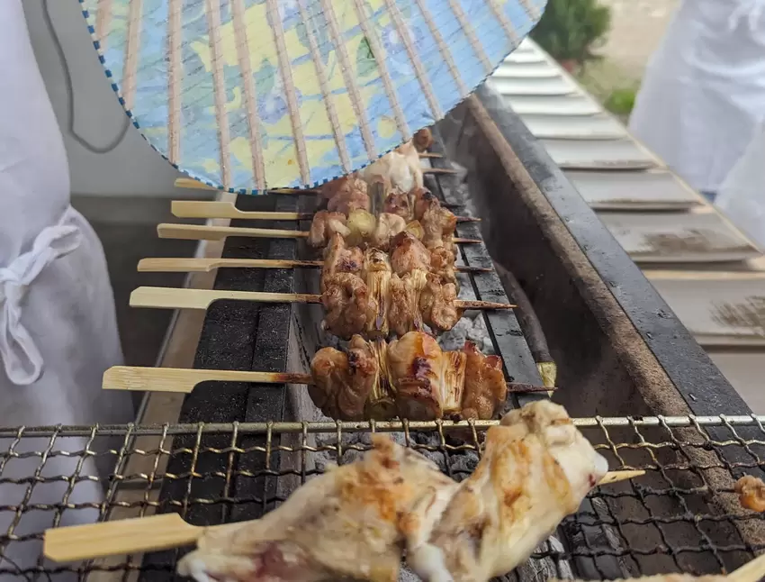 Auf dem Grill: Hähnchen-Fleisch für die Yakitori-Spieße.