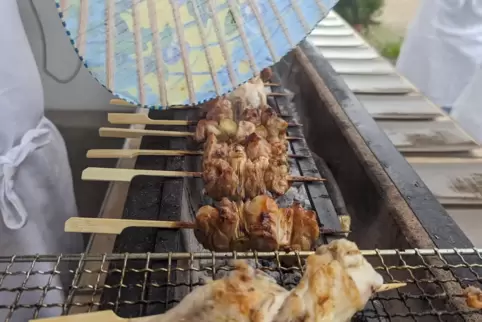 Auf dem Grill: Hähnchen-Fleisch für die Yakitori-Spieße. 