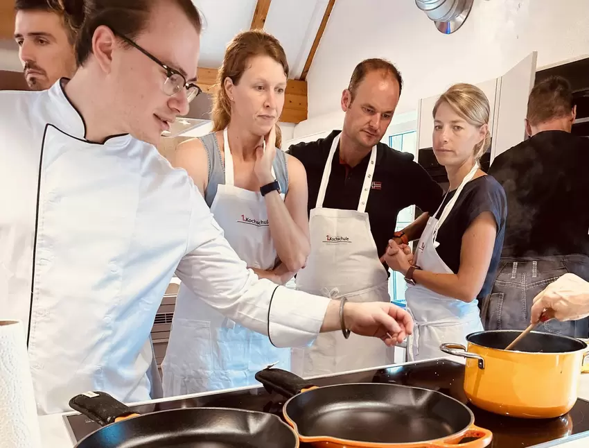 Erklärt das Prozedere: Koch Joshua Rech (links).