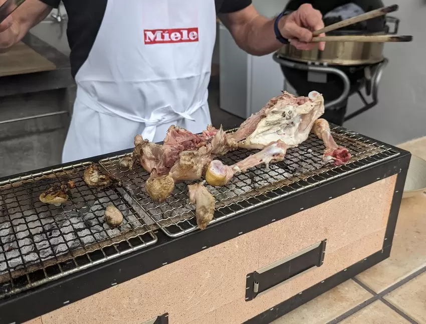 Vom Huhn wird alles verwertet: die gegrillte Karkasse spielt für die Sauce eine Rolle.