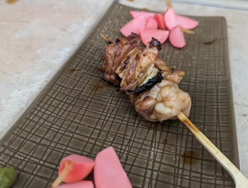 Appetitlich auf dem Teller: Yakitori-Spieß mit gepickelten Radieschen.